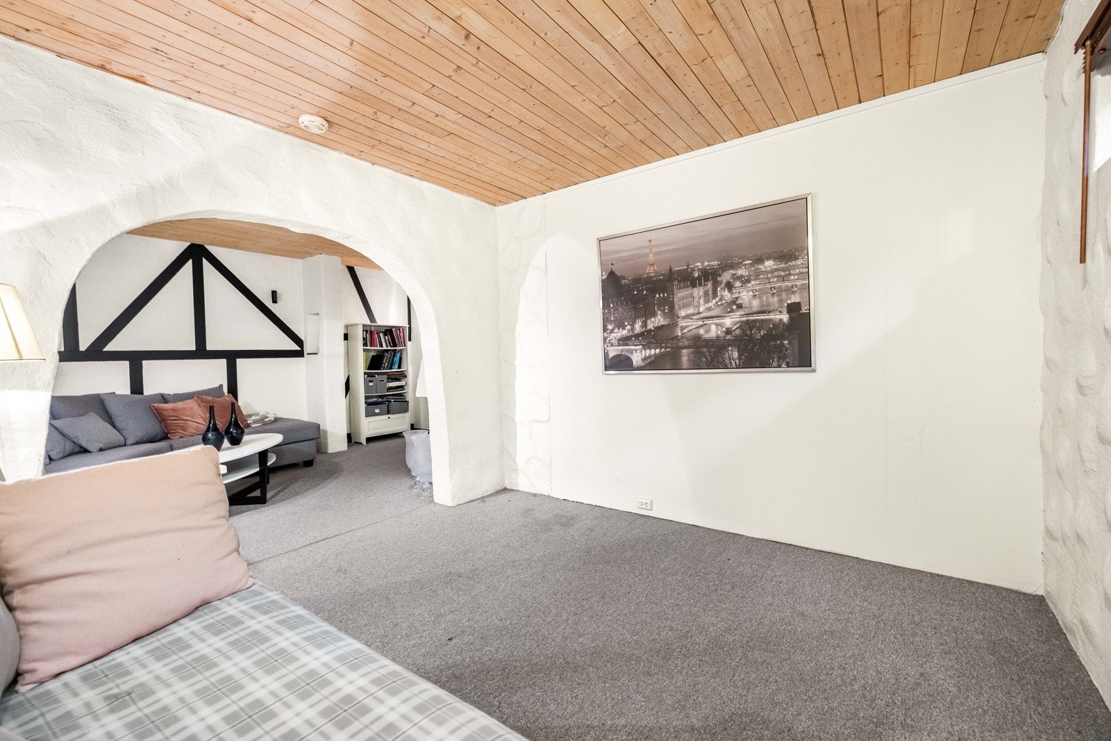 I kjellerstuen er det malte murvegger og teppegulv. Galleribilde