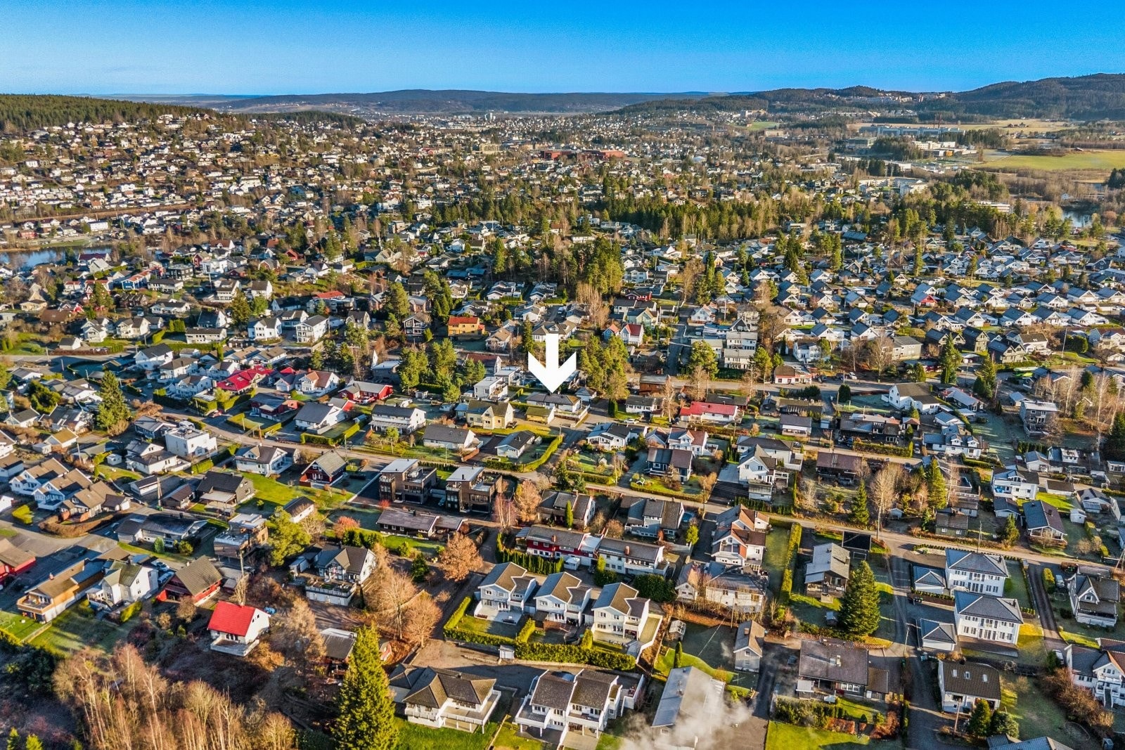 Boligen ligger i svært barnevennlige omgivelser med kort vei til barnehage, skole, og idrettsanlegg. Galleribilde