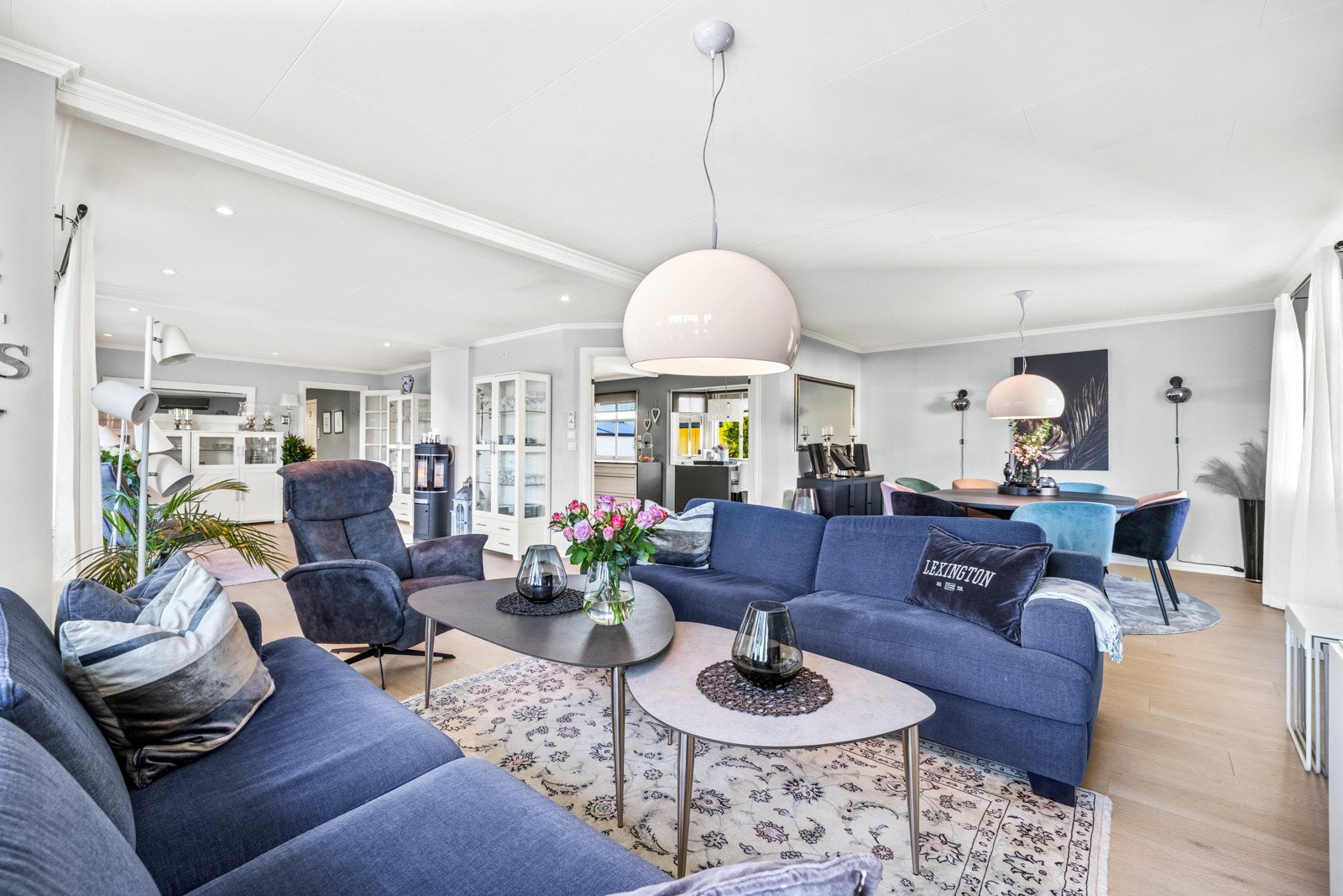 Lys og hyggelig vinkelstue. Utgang til stor terrasse. Galleribilde