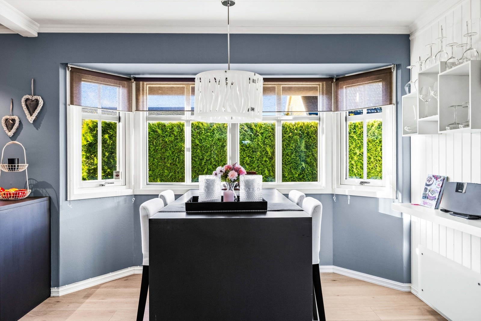 Romslig kjøkken i eget rom, med naturlig plass til spisebordet. Galleribilde