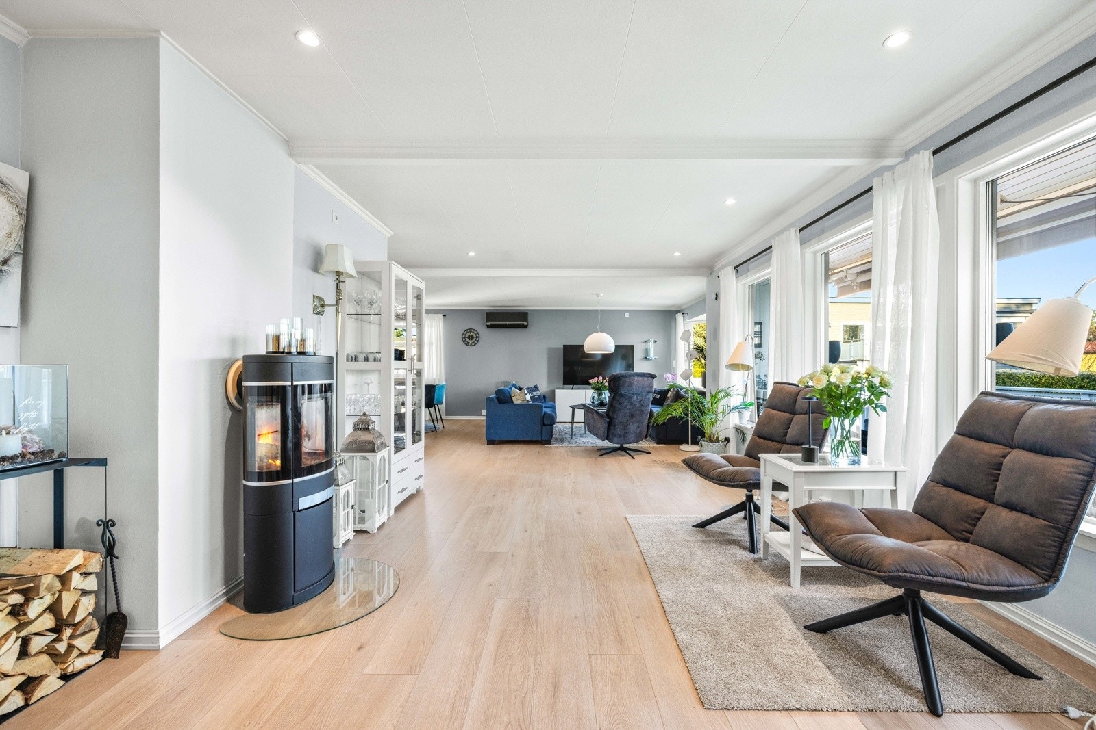 Det ble 2024 montert varmepumpe og det er i tillegg peisovn. Galleribilde