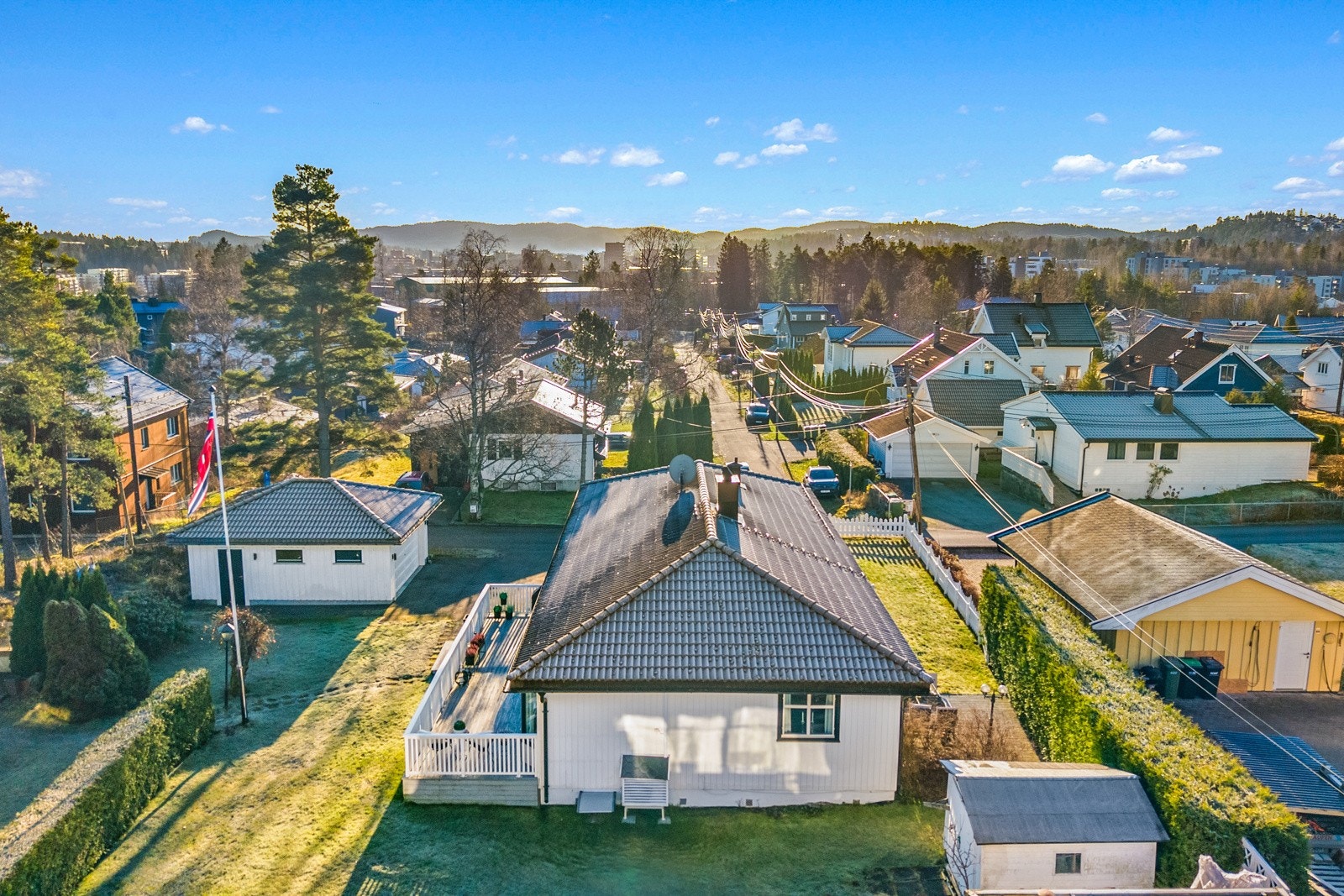 Parkering i dobbelgarasje og på egen tomt. Galleribilde