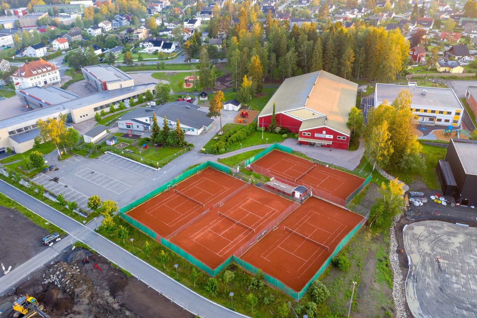 Tennisbaner og idrettshall på Kjenn ligger inne kort gangavstand. Galleribilde