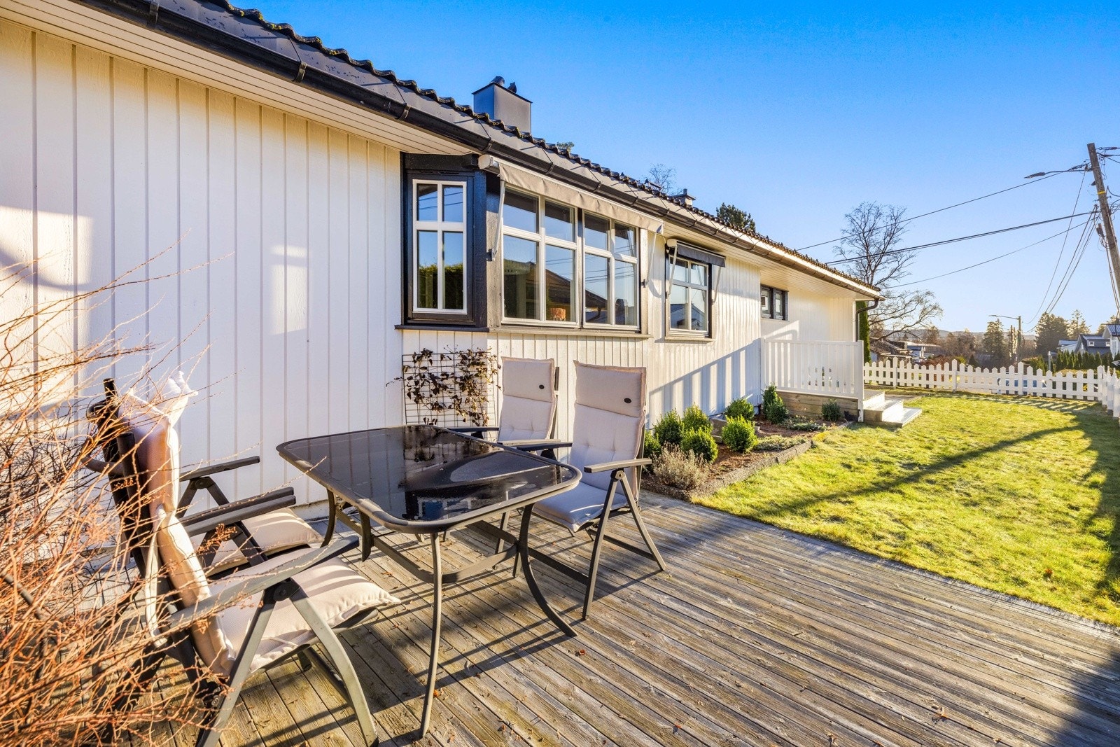 Markterrasse på vestiden av boligen. Her kan kveldssolen nytes. Galleribilde