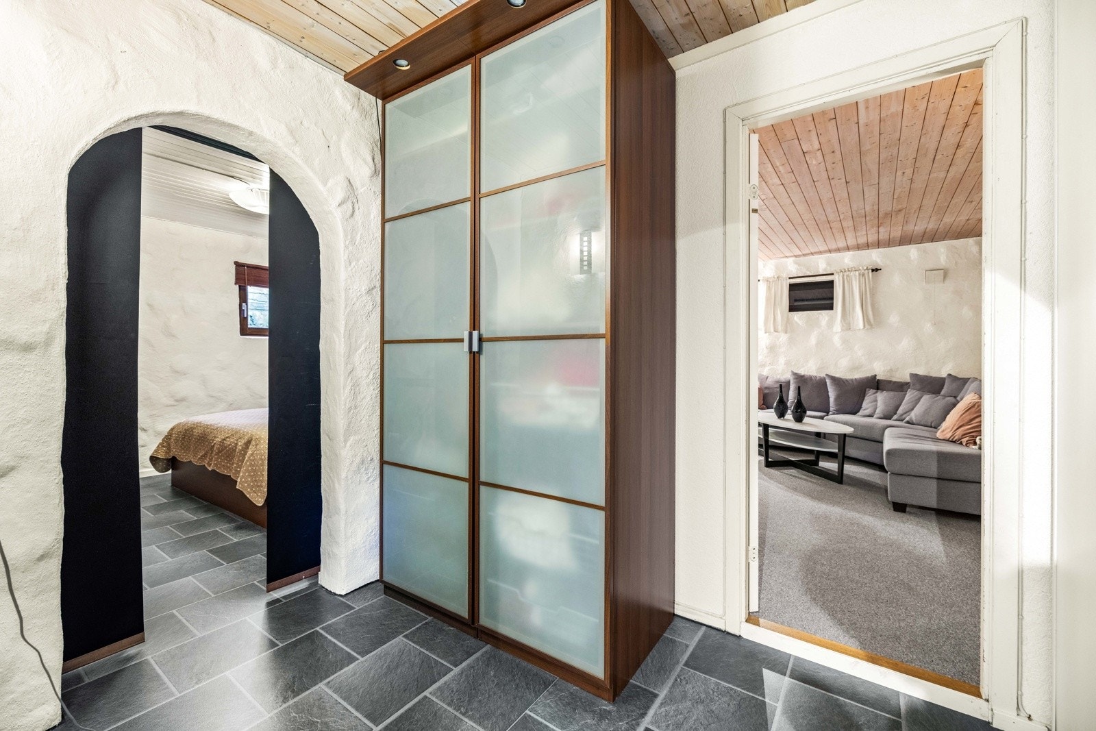 Garderobeskap medfølger. Galleribilde