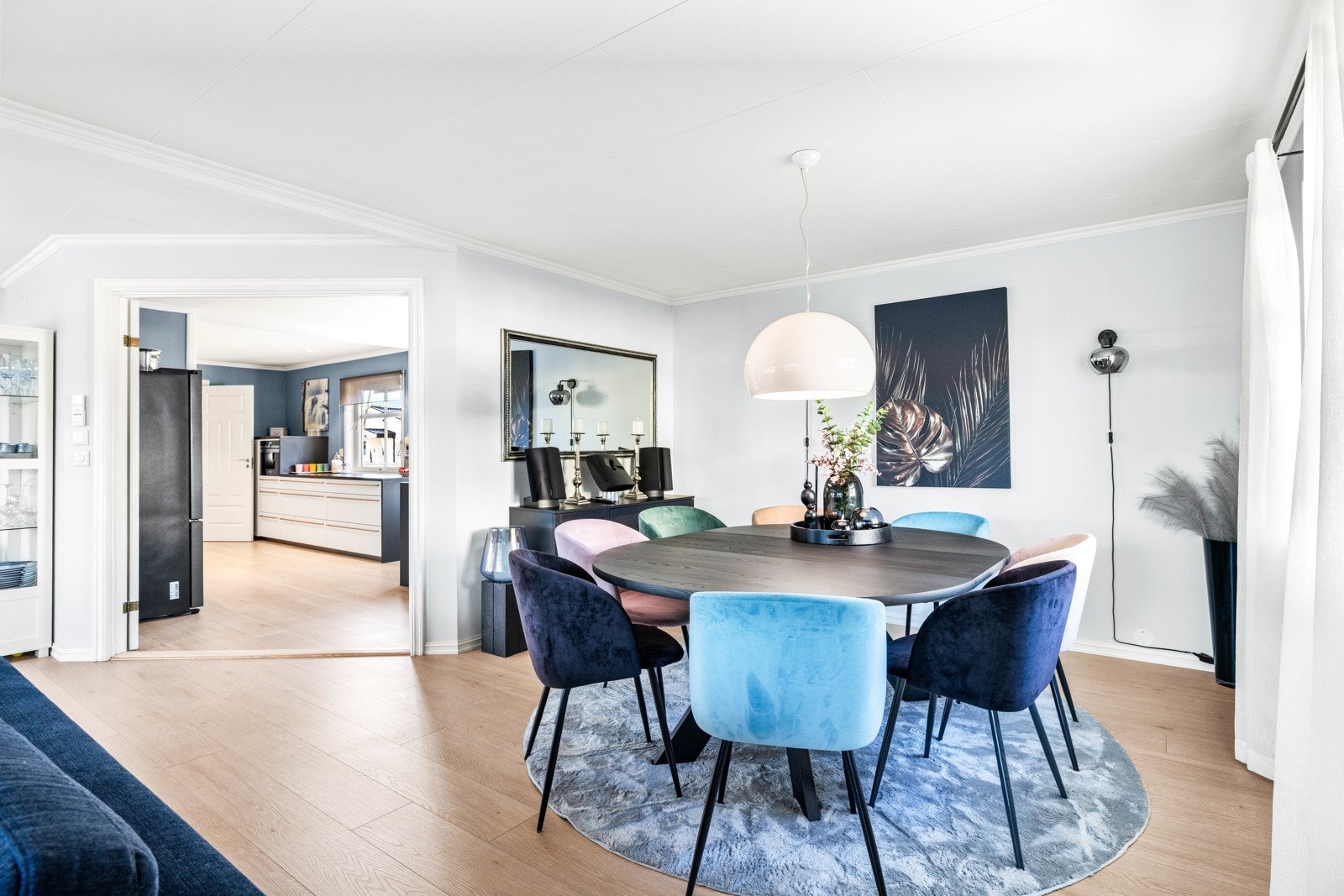 God plass til stort spisebord. Galleribilde