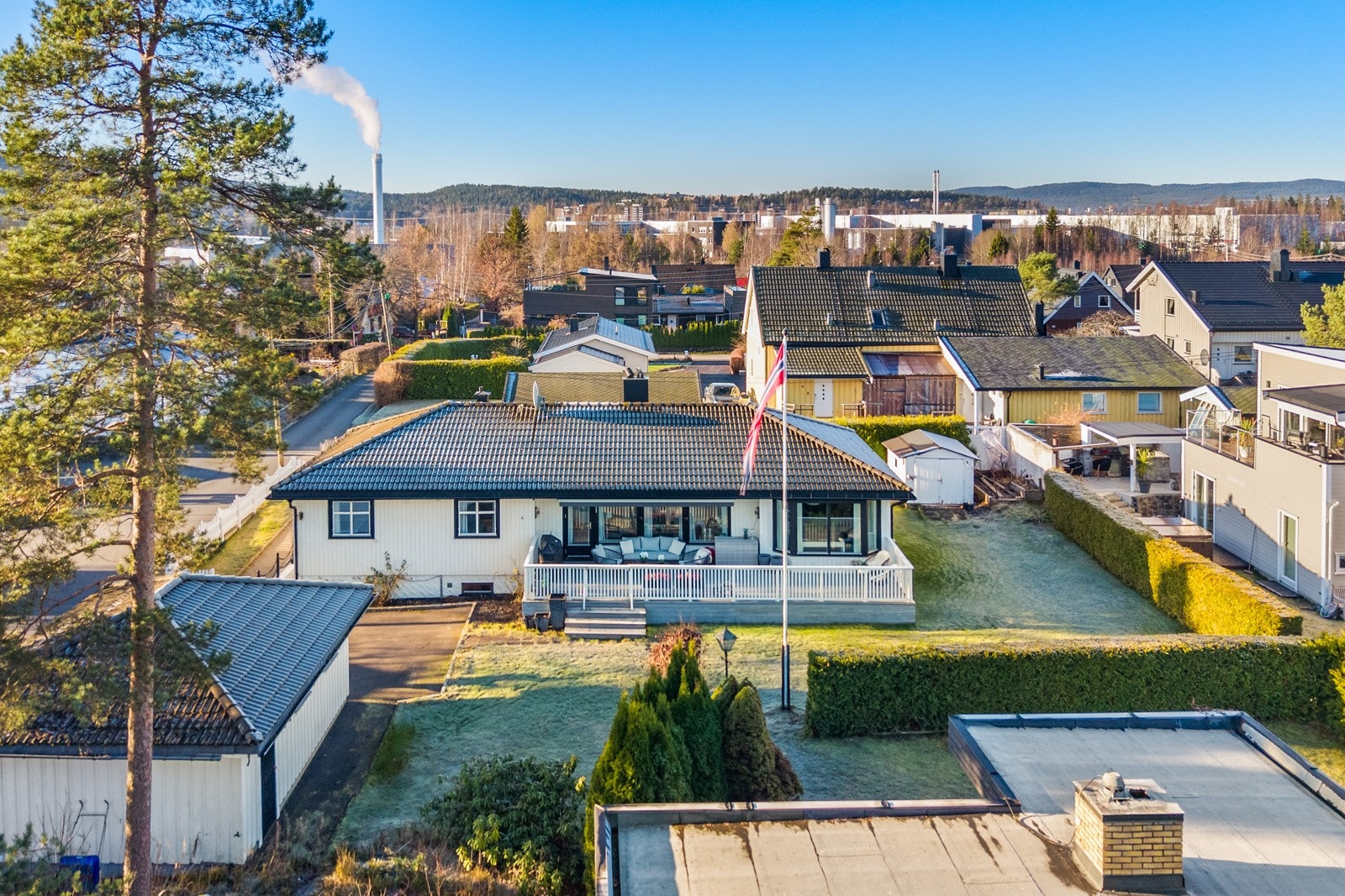 Boligen har hatt samme eier siden byggeår og er jevnlig oppgradert. Innholdsrik bolig med dobbel garasje og store terrasser. Kjeller med egen inngang. Galleribilde