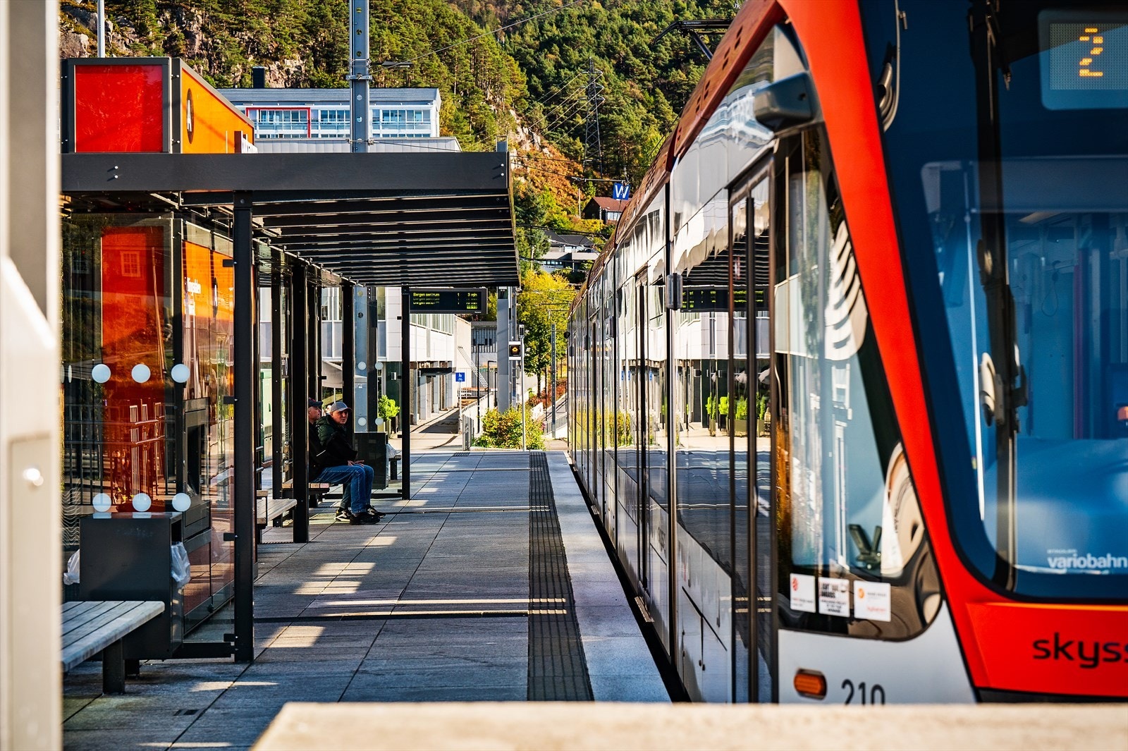 - Like utenfor Oasen finner du også bybane linje 2 som tar deg til bl.a. Haukeland, Kronstad og Bergen Sentrum - Galleribilde