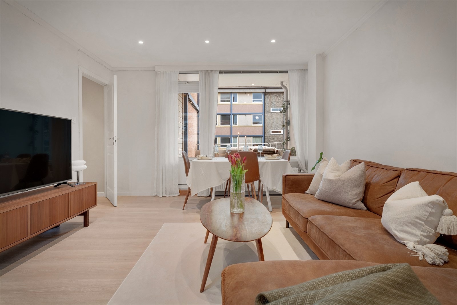 - Leiligheten har et internt bruksareal på 54 m² og inneholder entré/gang, soverom, bad, kjøkken og stue - Galleribilde