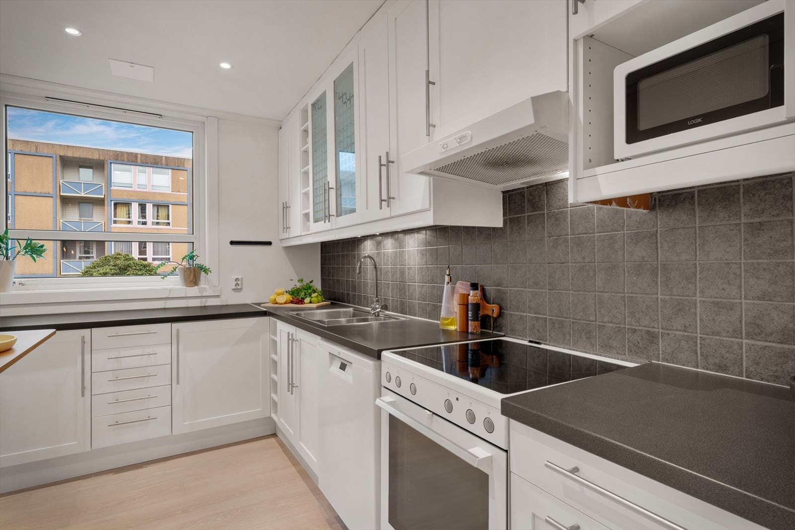 - Lys kjøkkeninnredning med profilerte fronter og benkeplate i laminat - vurdert til tilstandsgrad 1 - Galleribilde