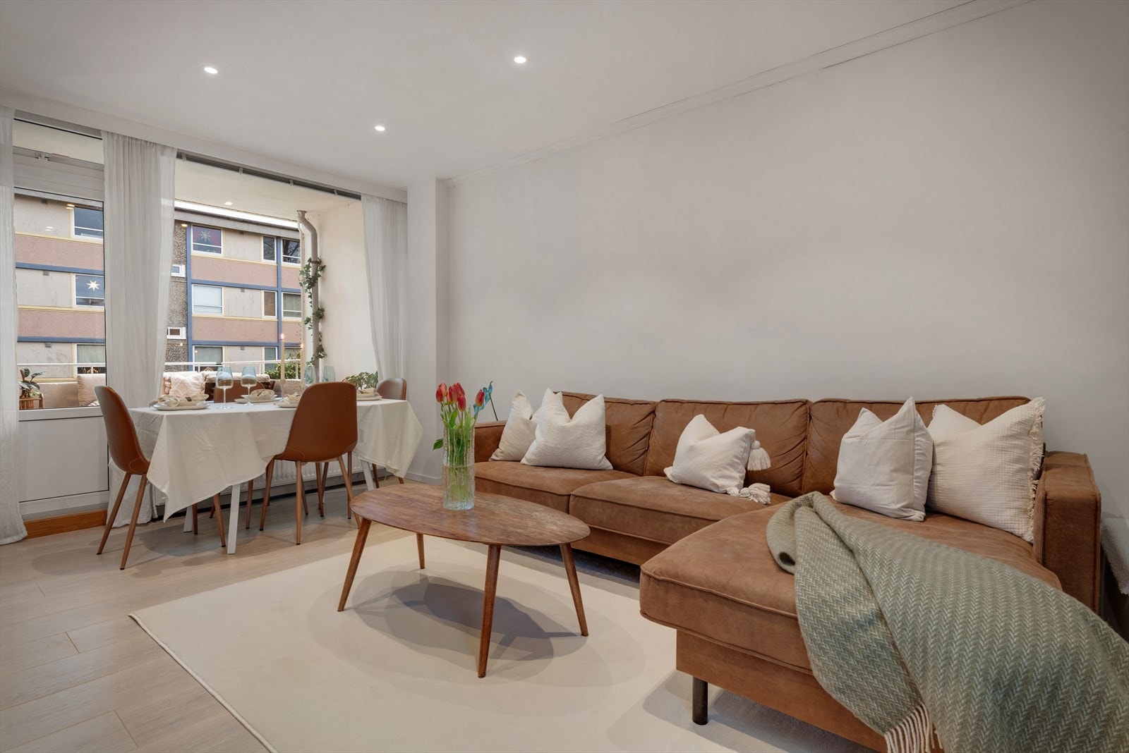 - Stuen måler 18,3 m² og kan enkelt innredes i flere soner - Galleribilde