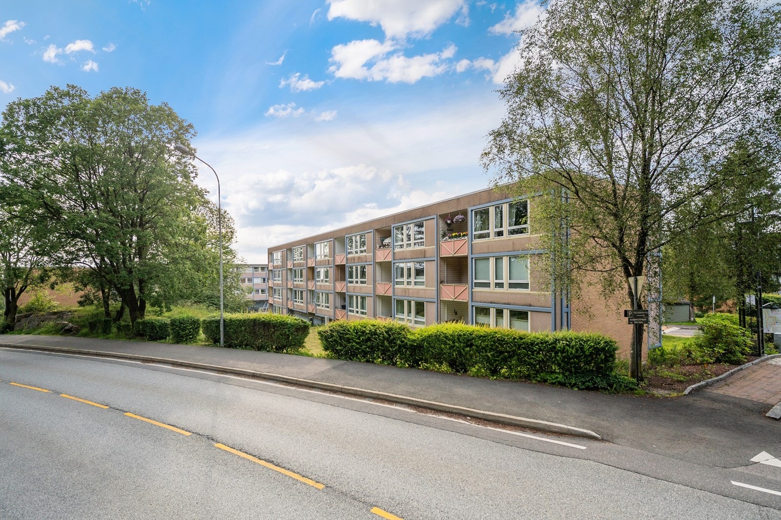 - Fra leiligheten er det kun 2 min gange til busstoppet "Lyshovden skole" hvor linje 5 og 48 går - Galleribilde