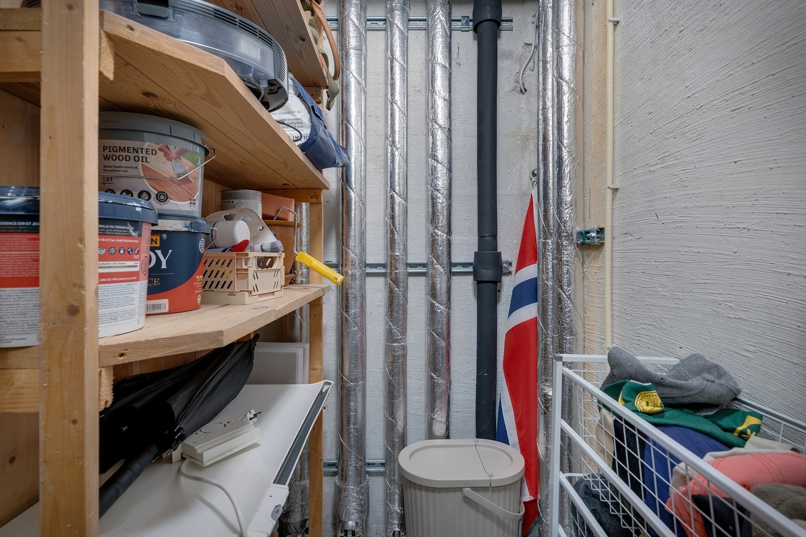 - Den ene boden er innredet med praktisk plassbygd hylle - Galleribilde