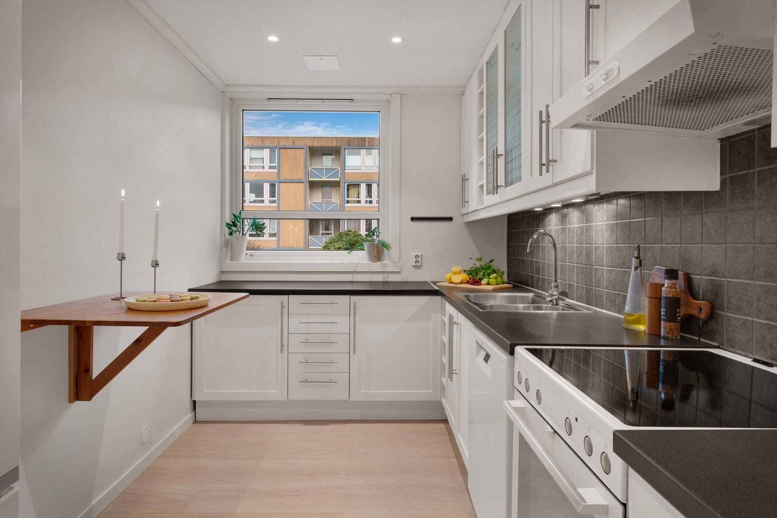 - Kjøkkenet måler 7,7 m² og har en praktisk løsning med fastmontert spisebord - Galleribilde