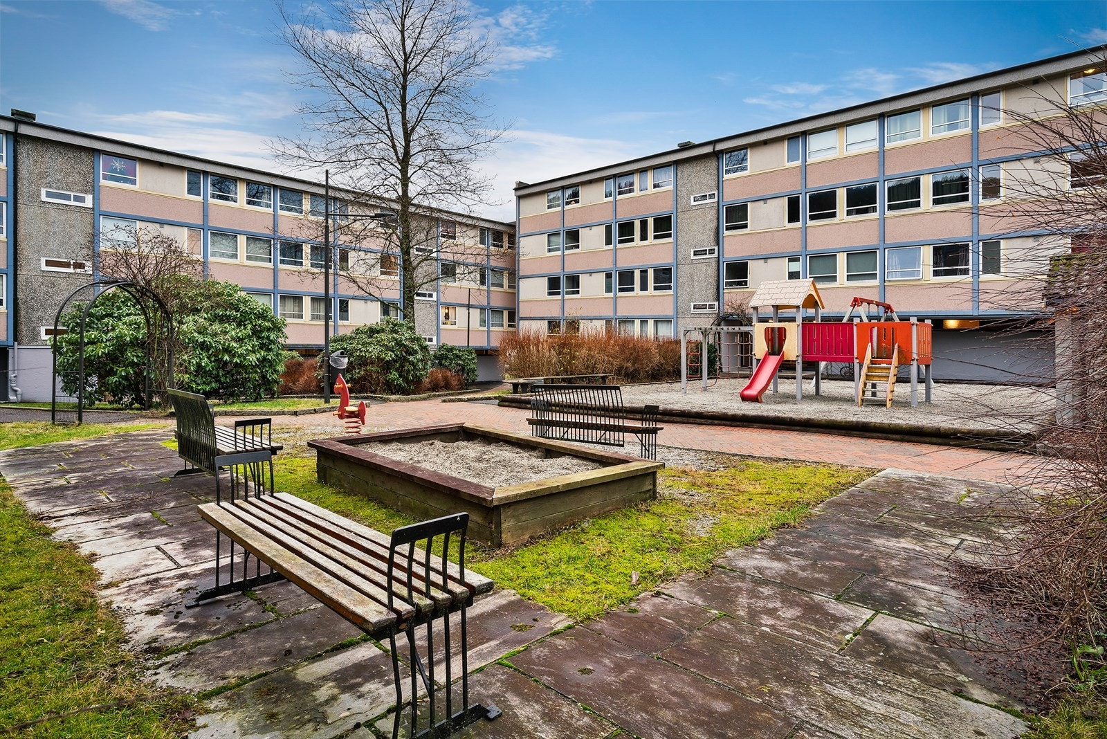 - Et populært borettslag med pent opparbeidet fellesareal - Galleribilde