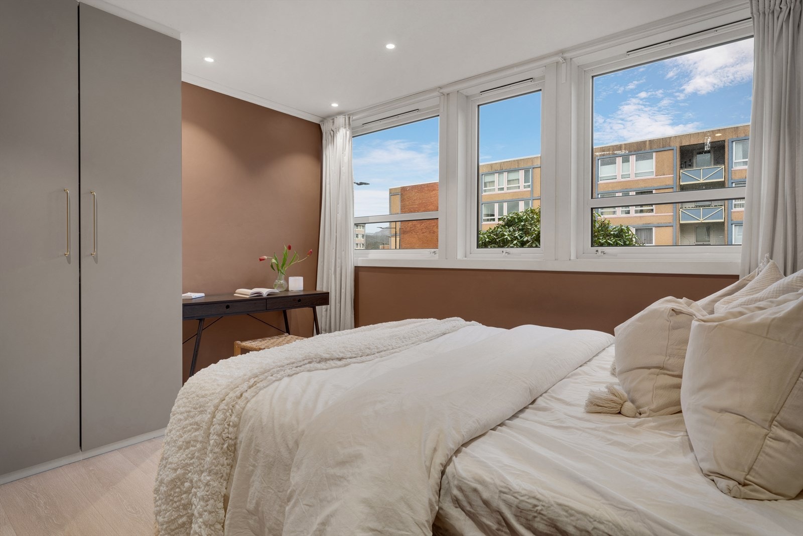 - Merk de generøse vindusflatene som slipper inn rikelig med naturlig dagslys - Galleribilde