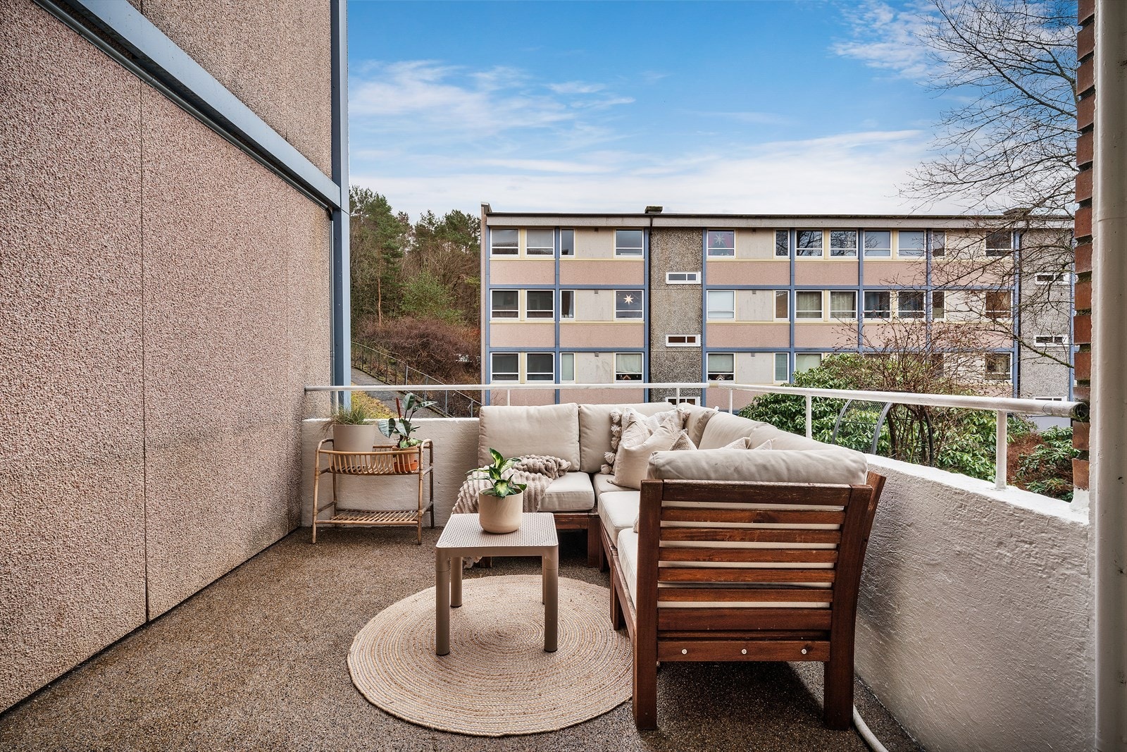 - Dekket på balkongen ble overflatebehandlet i 2025 - Galleribilde