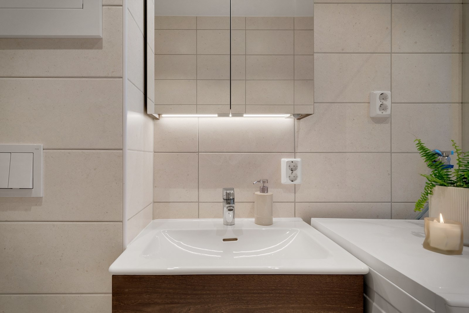 - Merk stikkontakt i praktisk høyde, samt oppbevaringsplass i speilskapet - Galleribilde