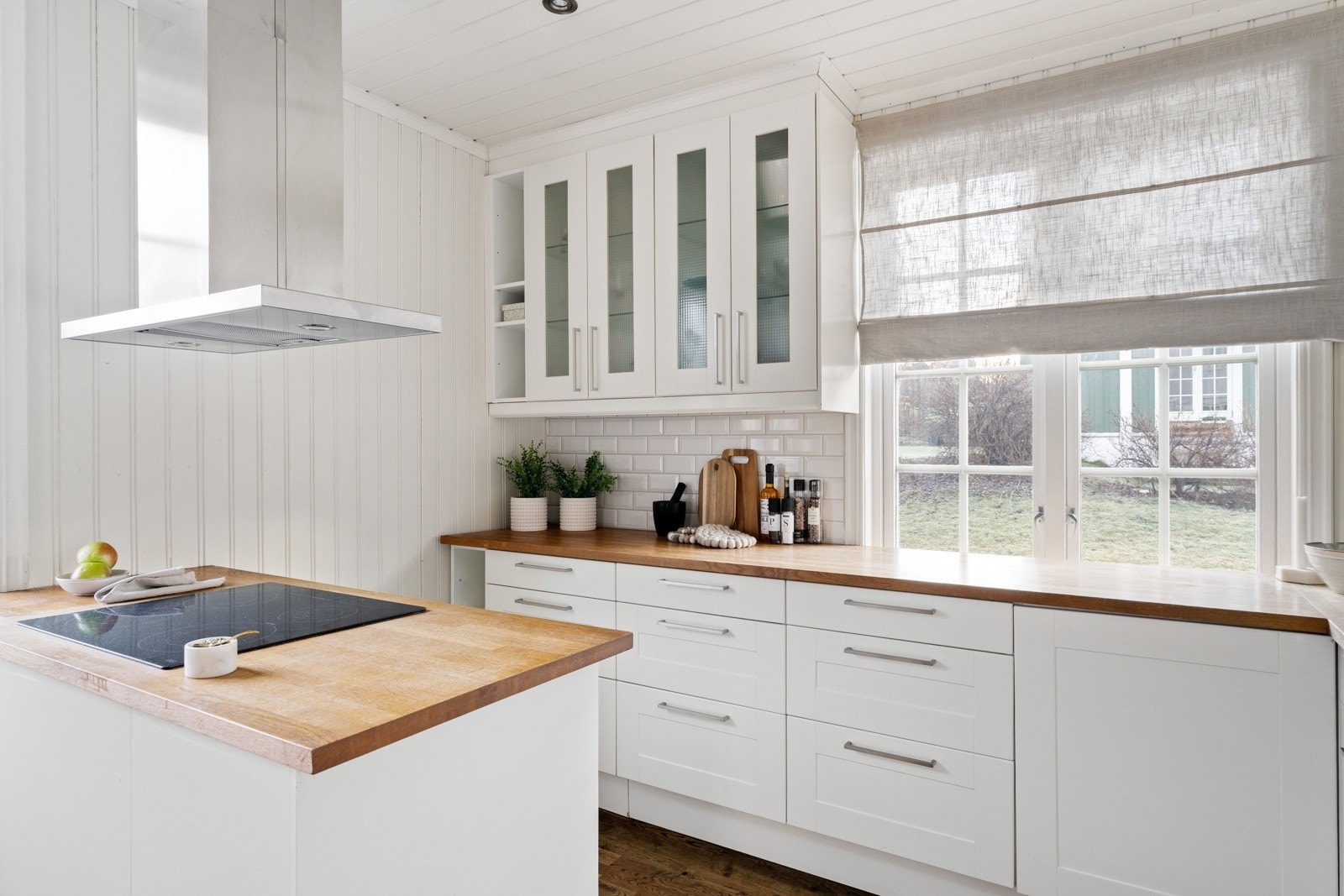 Kjøkkenet gir gode arbeidsforhold og god plass til oppbevaring i skuffer og skap. Galleribilde