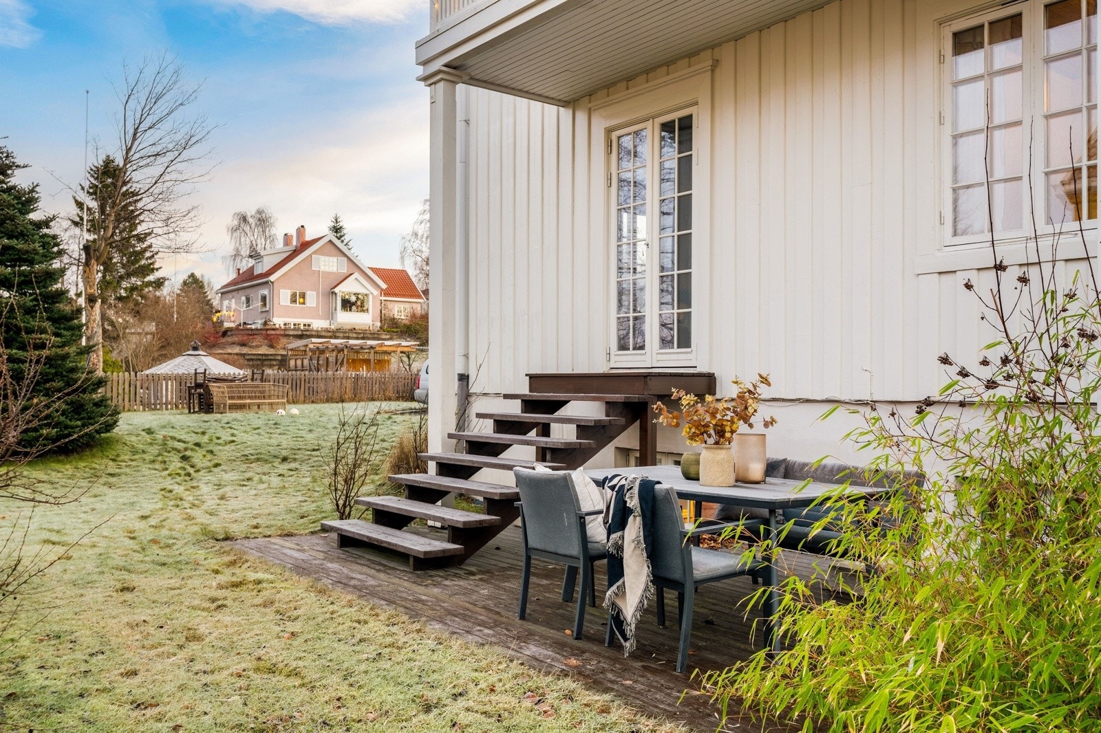 Her kan du nyte solrike dager og hyggelige måltider ute. Galleribilde