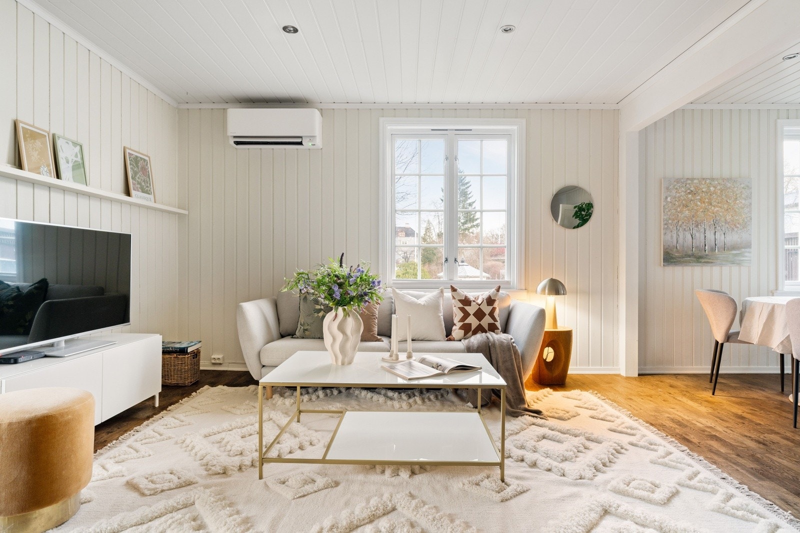 Her har man god plass til alt av ønsket møblering, som egen sofa- og spisegruppe. Galleribilde