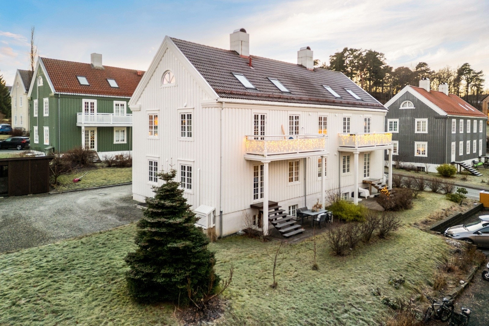 Proaktiv Eiendomsmegling v/Mads Kirkeslett har gleden av å ønske velkommen til Sjøvegen 23. Galleribilde