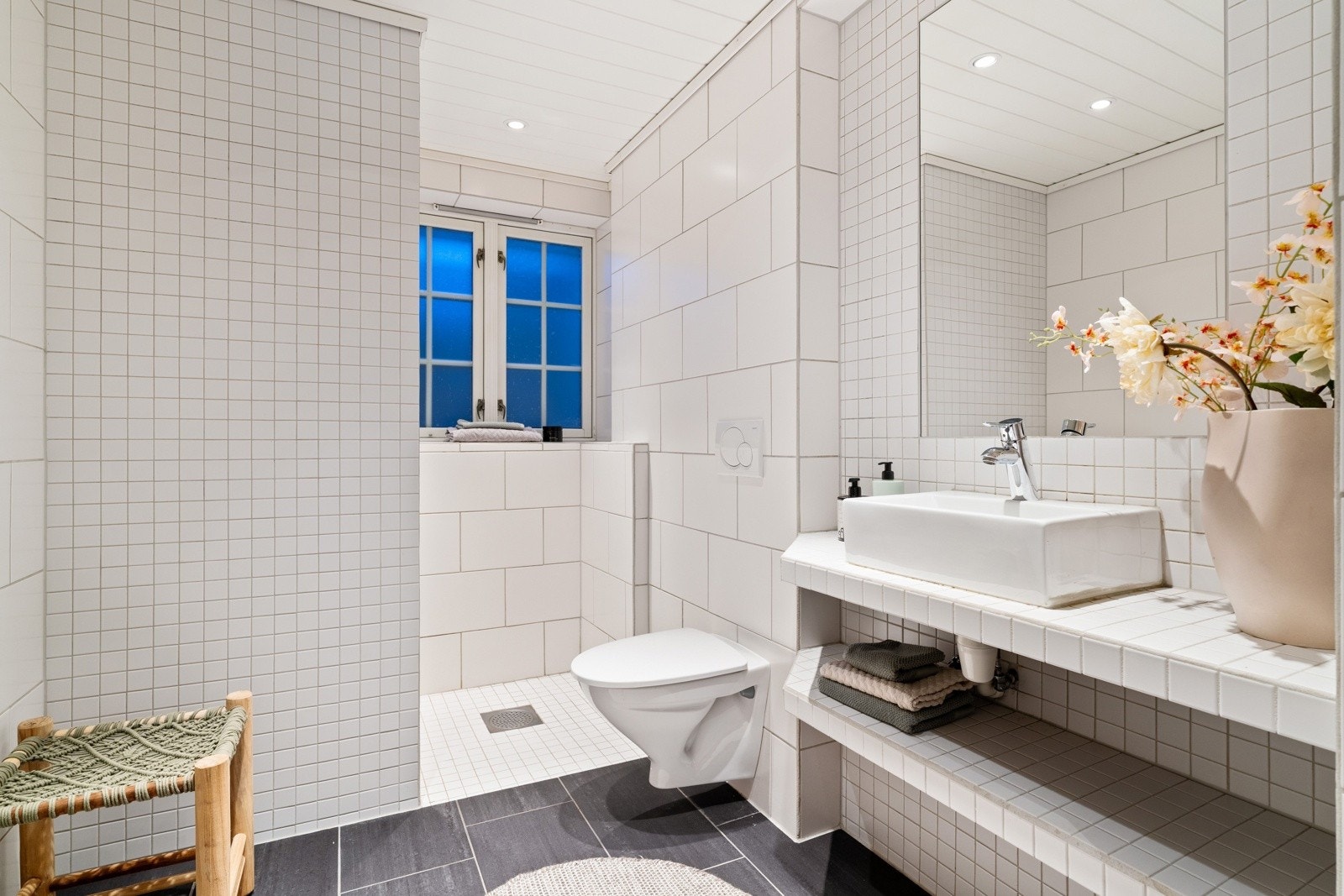 Pent og funksjonelt bad på 4,5 kvm med dusjhjørne for god arealutnyttelse. Galleribilde