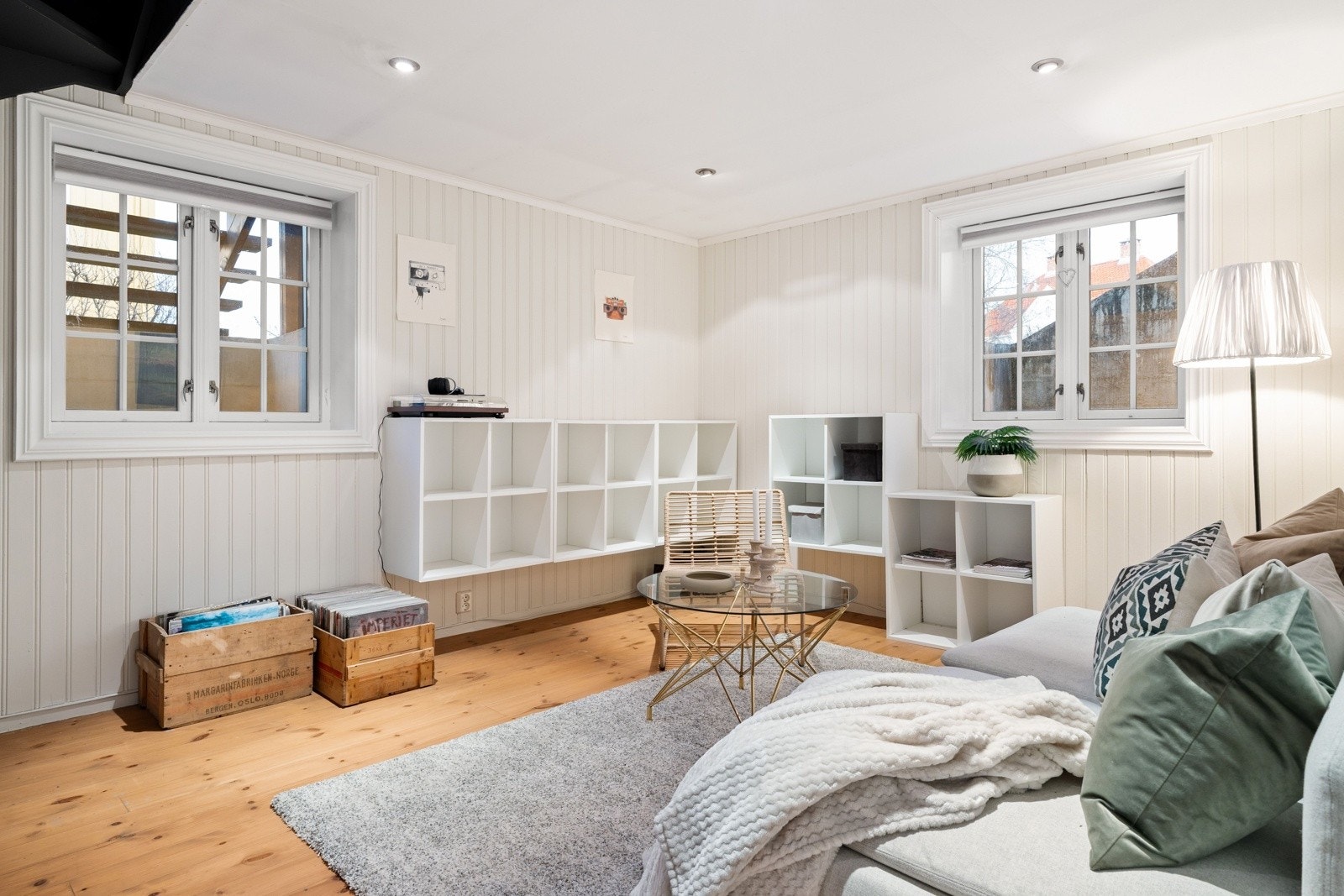 Ned trappen kommer vi til en innbydende kjellerstue, perfekt som ekstra oppholdsrom, TV-stue eller hobbyrom. Galleribilde