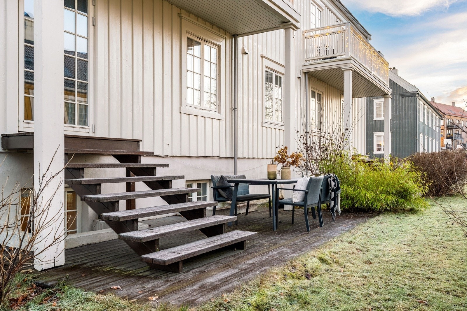 Fra kjøkkenet har man direkte utgang til et terrasseområde på 17 kvm, perfekt for sosiale sammenkomster. Galleribilde