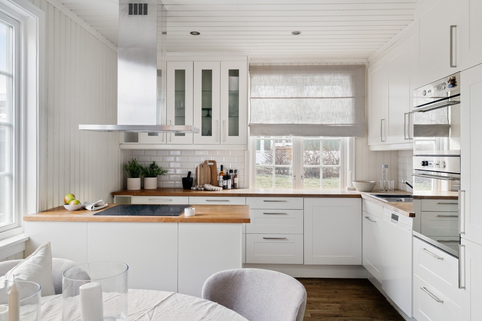 Praktisk kjøkken med lekre hvite fronter. Galleribilde