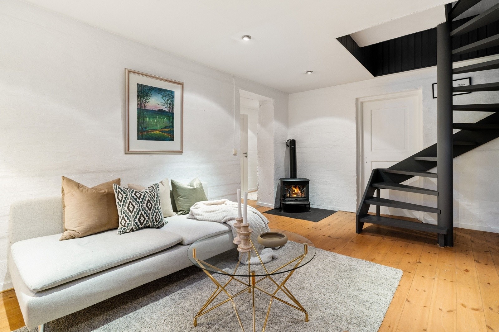 Kjellerstuen har peis for ekstra kos og hygge på kalde vinterkvelder. Galleribilde