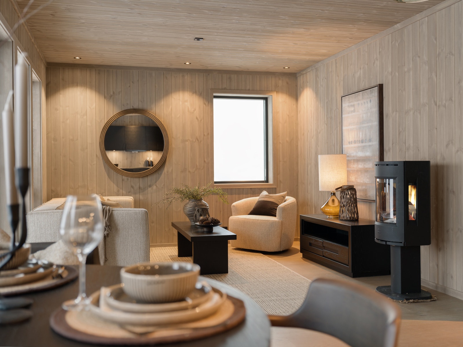 Stue med utgang til terrasse og Jøtul peisovn Galleribilde