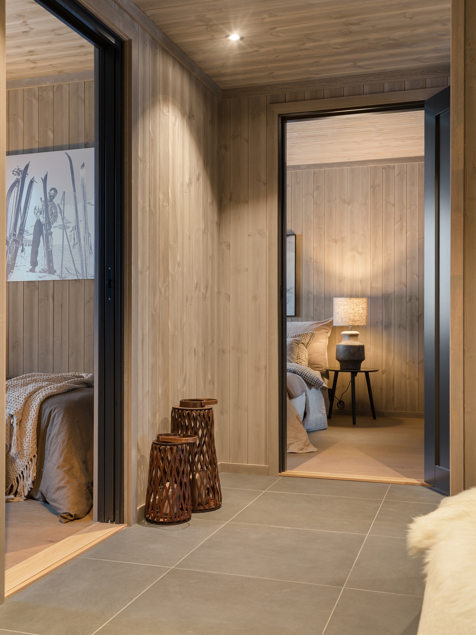 Stor og romslig hall med inngang til alle alle 3 soverom, bad, teknisk rom og gjeste WC Galleribilde