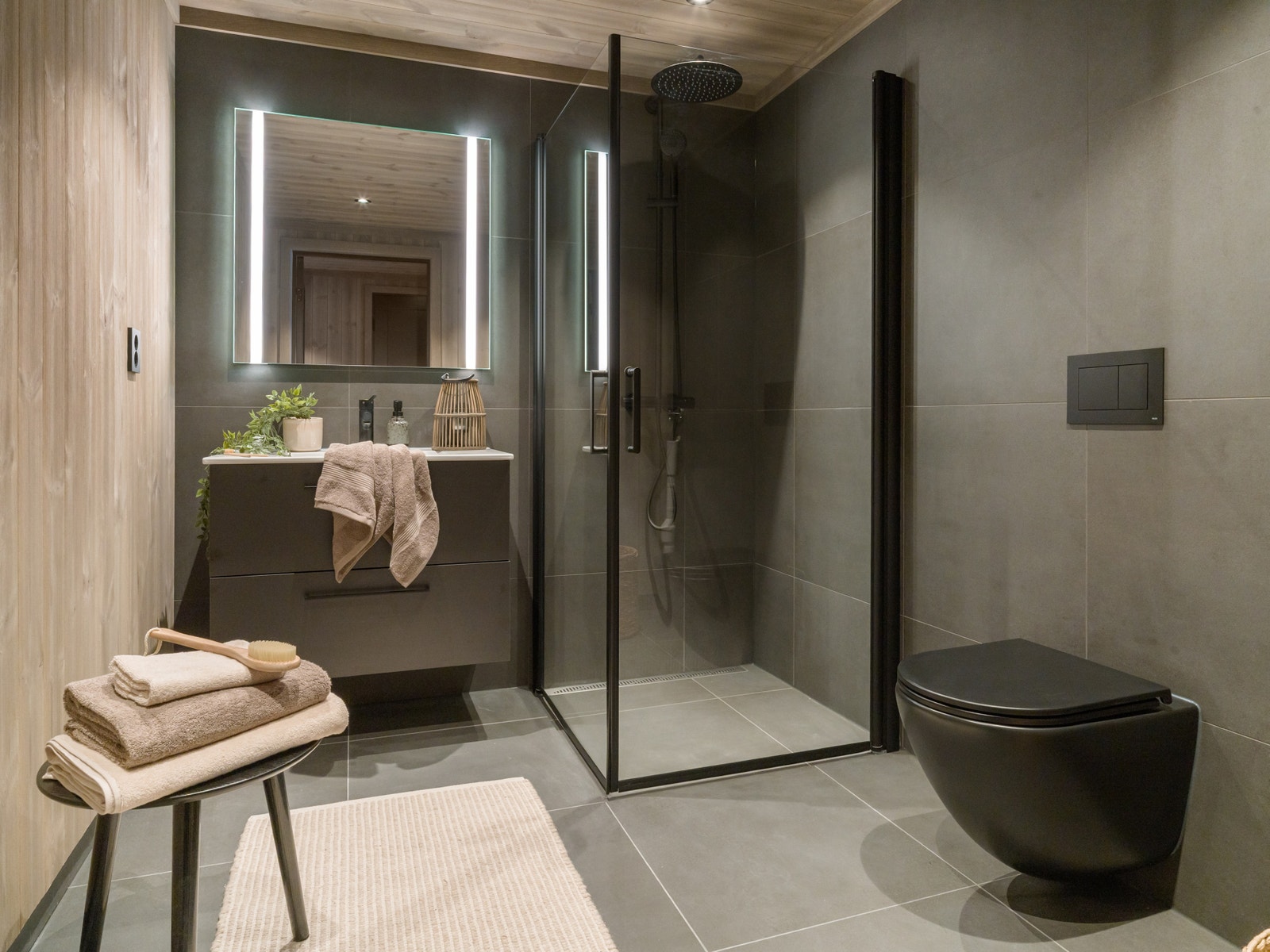 Moderne bad med fin kombinasjon og flis og øvrig materiale Galleribilde