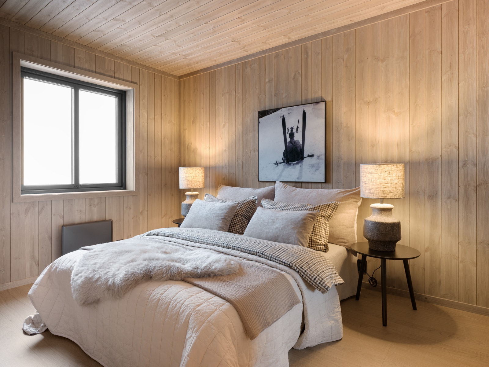 Soverom 3 som har rikelig plass til garderobe innredning og møblering ellers Galleribilde