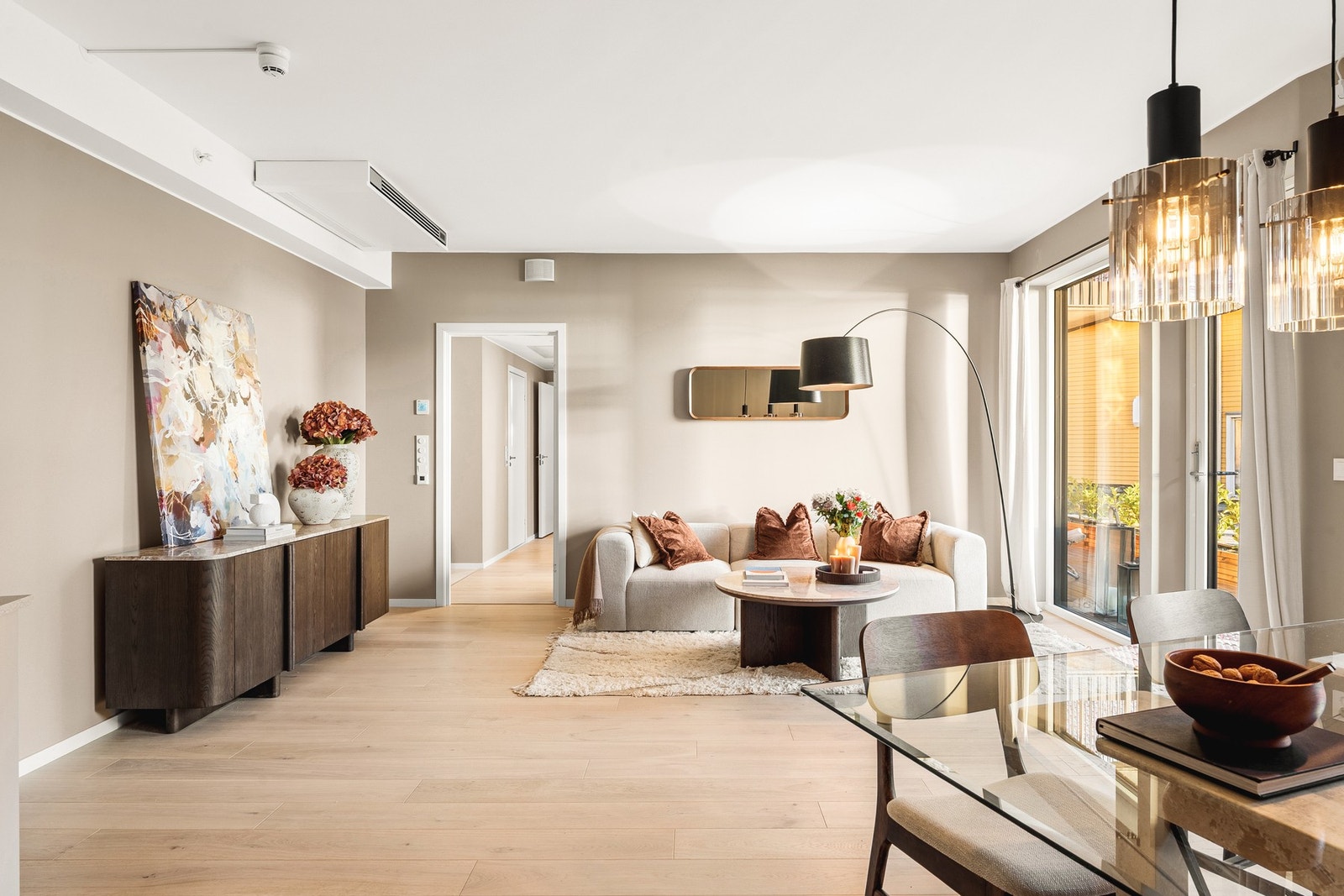 Stue og kjøkken er samlet i en åpen og sosial løsning på ca. 35 kvm. Galleribilde