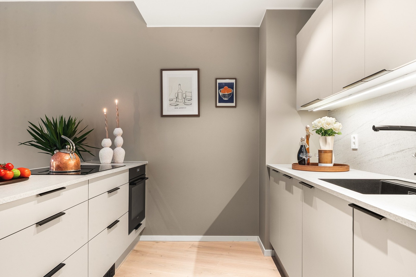 Det er integrerte hvitevarer bestående av stekeovn, platetopp med integrert ventilator, oppvaskmaskin samt kjøleskap med frysedel. Galleribilde