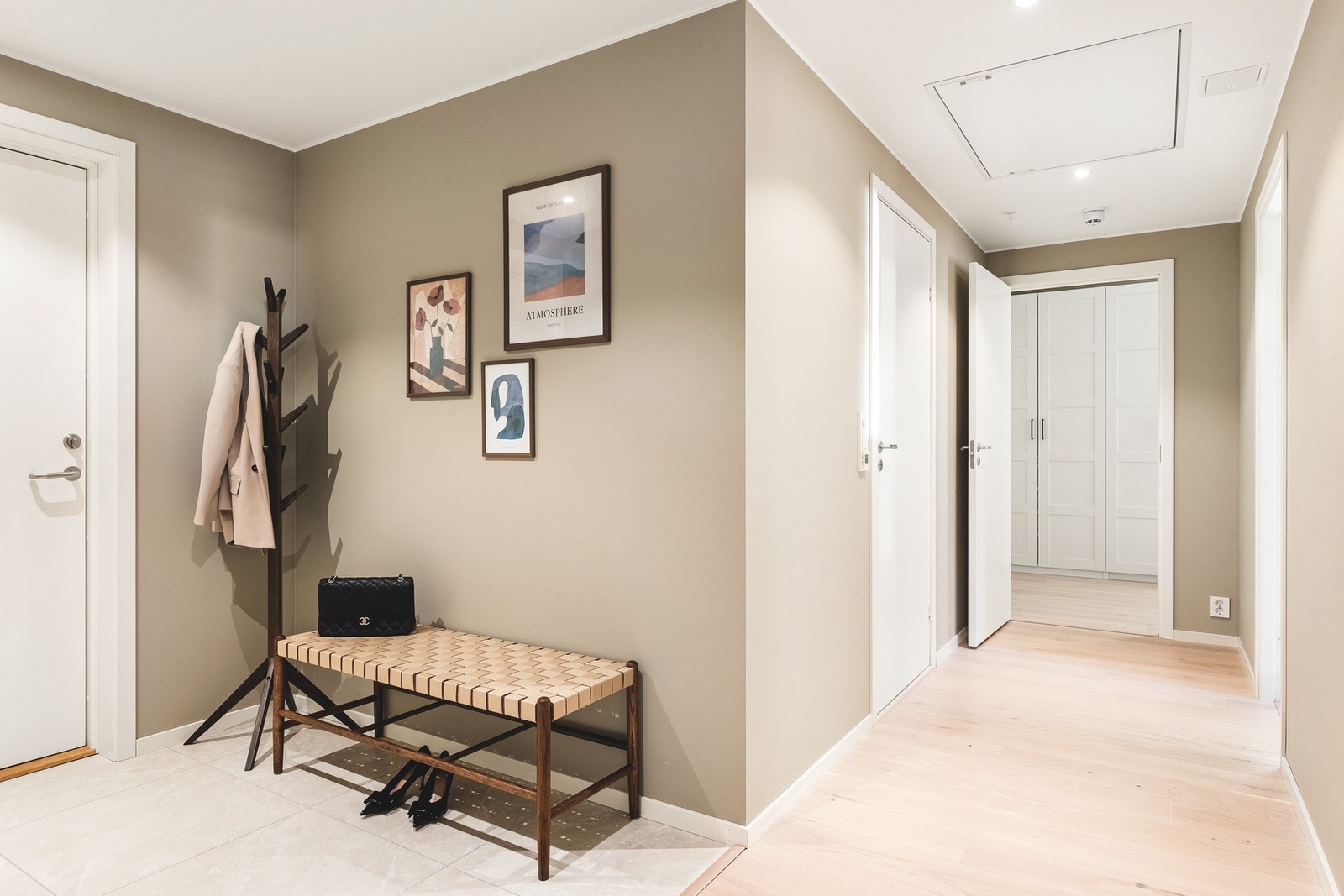 Her er det flislagt gulv kombinert med moderne 1-stavs parkett videre inn i leiligheten, noe som gir et praktisk og stilrent førsteinntrykk. Galleribilde