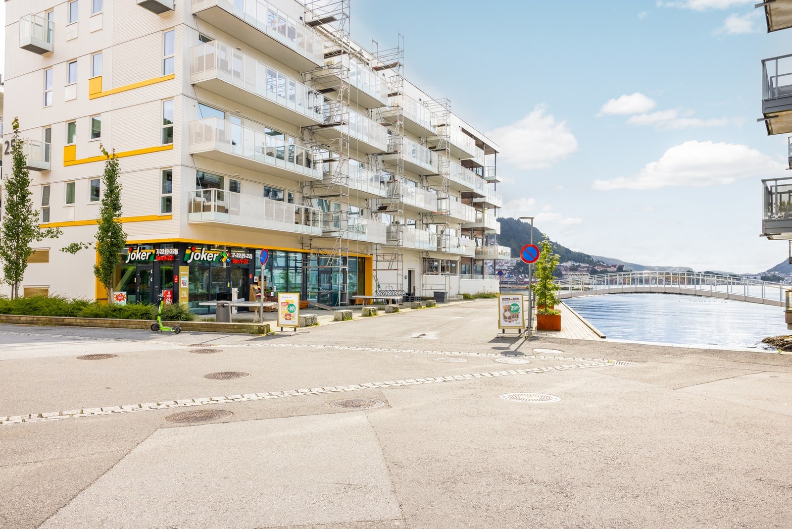 Dagligvarebutikken Joker ligger til i nabobygget. Galleribilde