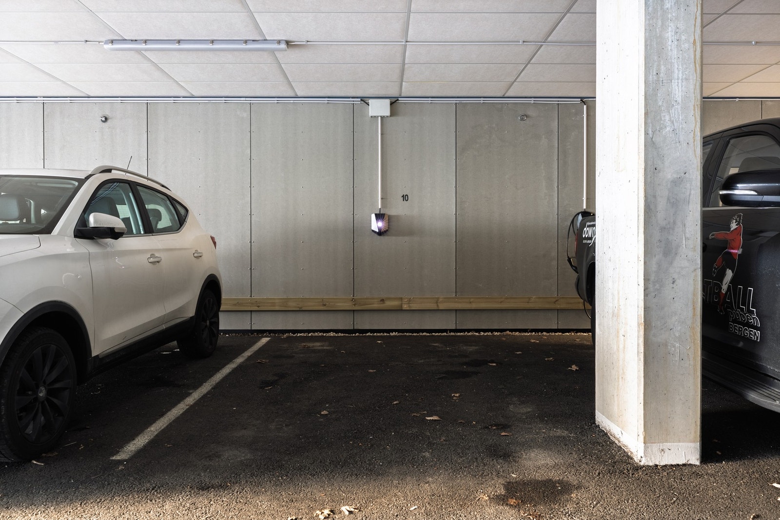 Fast parkeringsplass i felles lukket garasjeanlegg kan kjøpes med leiligheten. Galleribilde