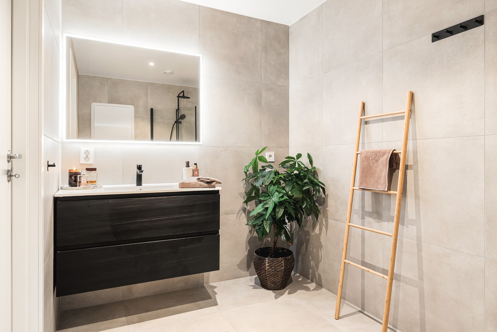 Badet er helfliset og fremstår moderne og lite brukt. Galleribilde