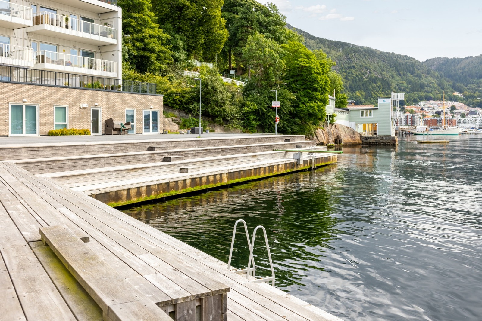 Med brygge like utenfor har man umiddelbar nærhet til sjø og badeaktiviteter! Galleribilde
