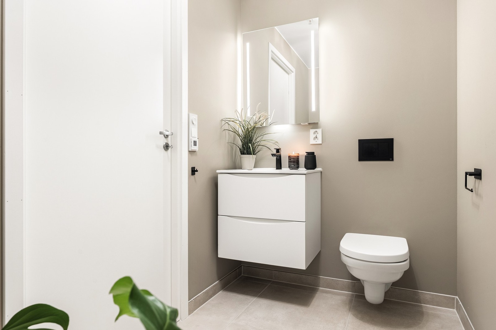 I tillegg til badet har leiligheten et ekstra toalettrom, noe som er svært praktisk i hverdagen og ved besøk. Rommet inneholder vegghengt toalett og servant med innredning. Galleribilde