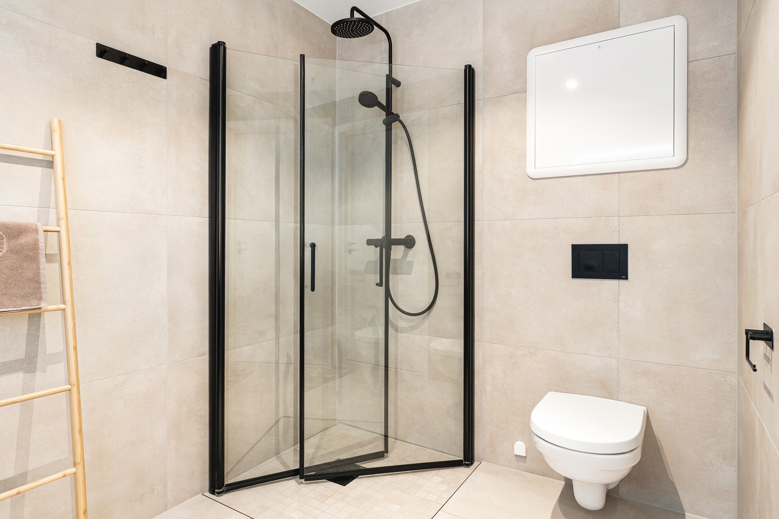 Her er det varmekabler i gulv, downlights i himling og innredning bestående av vegghengt toalett, dusj med glassvegger og baderomsmøbel med servant. Det er også opplegg for vaskemaskin. Galleribilde