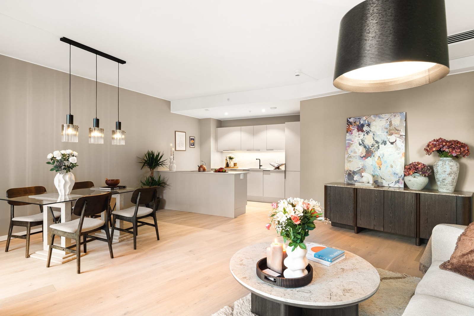 Kjøkkenet har moderne innredning med slette fronter og halvøy som gir ekstra benkeplass og en naturlig sosial sone. Galleribilde