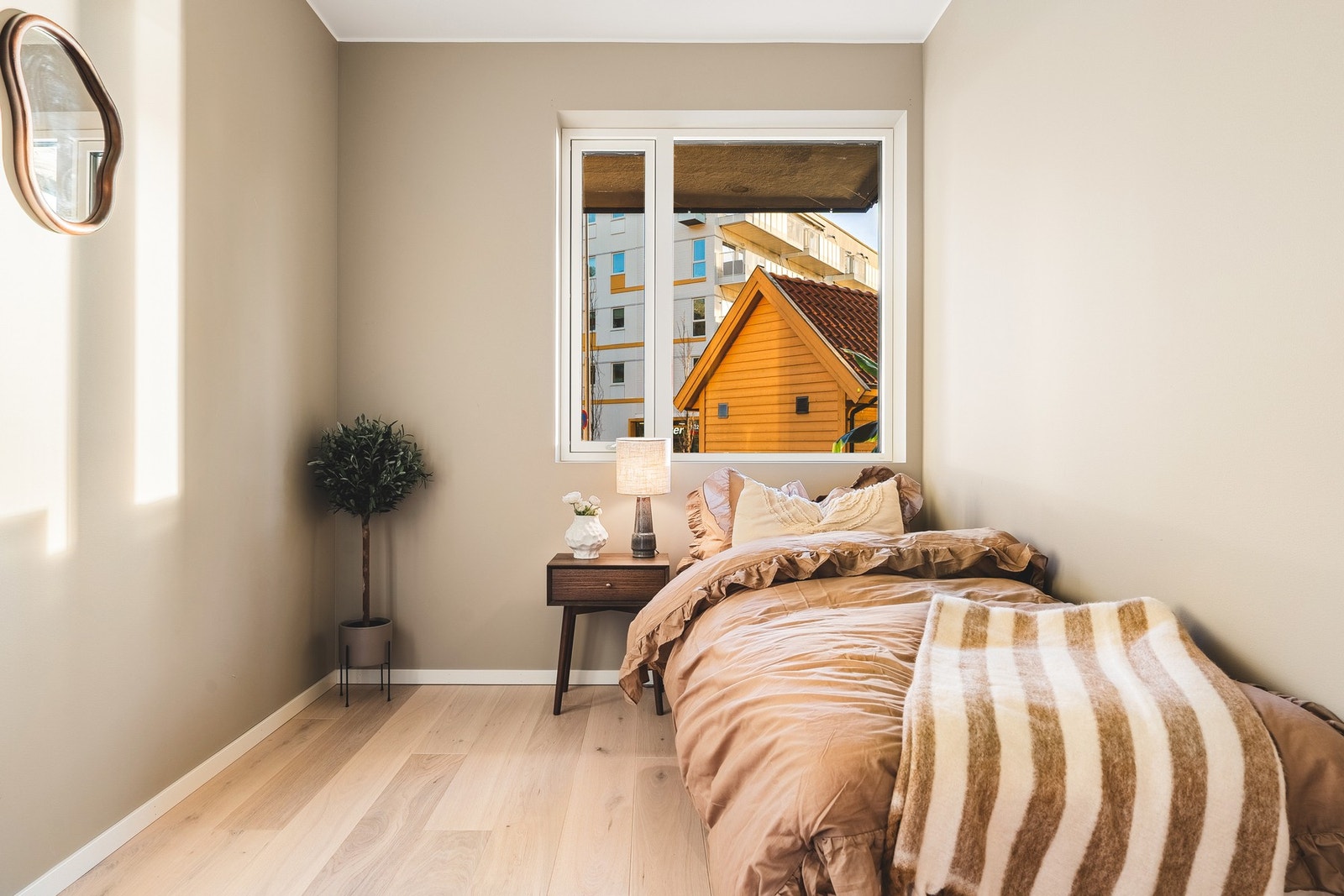 Alle rommene har 1-stavs parkett, slette malte flater og gode møbleringsmuligheter. Galleribilde