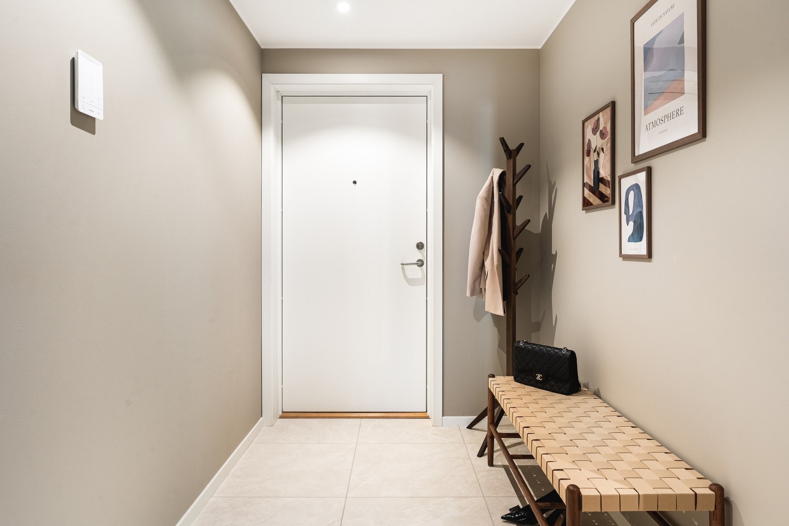 Velkommen inn i en romslig entré på ca. 10 kvm med god plass til garderobeløsninger. Galleribilde