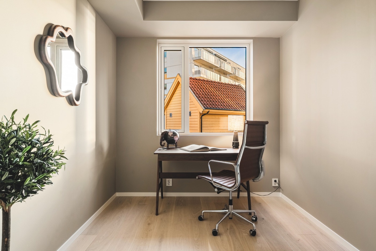 Leiligheten har tre soverom på henholdsvis ca. 7,7 kvm, 7,7 kvm og 12,5 kvm. Galleribilde