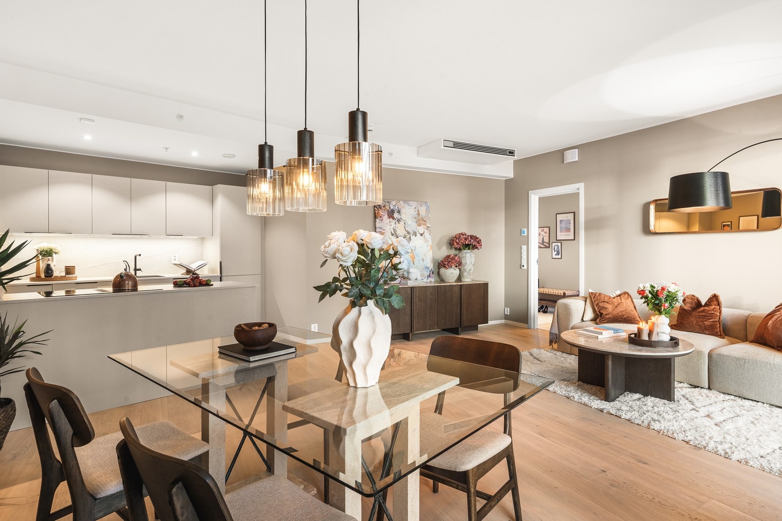 Rommets utforming gir fleksible møbleringsmuligheter for både sofagruppe og spisebord. Galleribilde