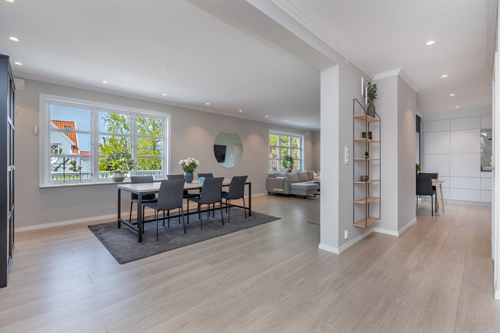 Stor, deilig stue m/vannbåren gulvvarme og vedovn Galleribilde